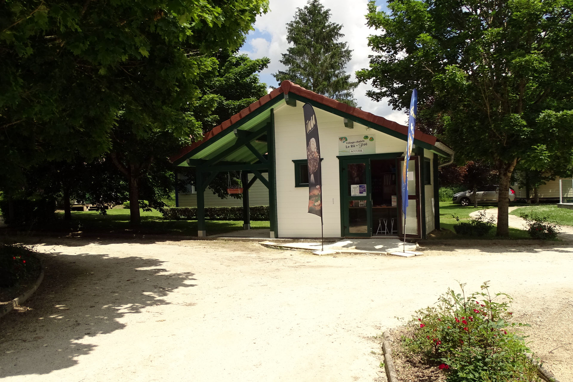 accueil village chalets le Rû du préà Cravant dans l'Yonne en Bourgogne